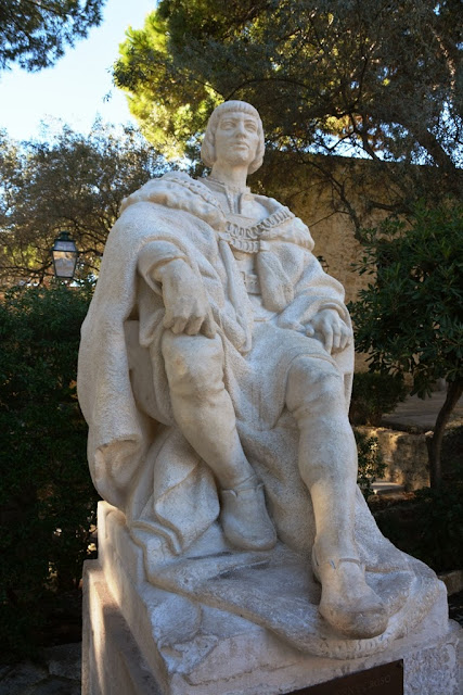 Castelo de Sao Jorge Lisbon statue