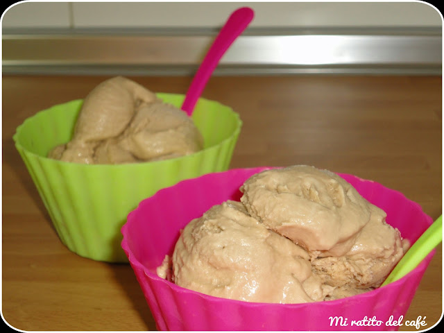 Helado de nocilla blanca y chocolatinas de caramelo