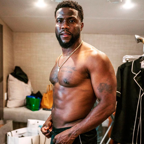 Kevin Hart sem camisa