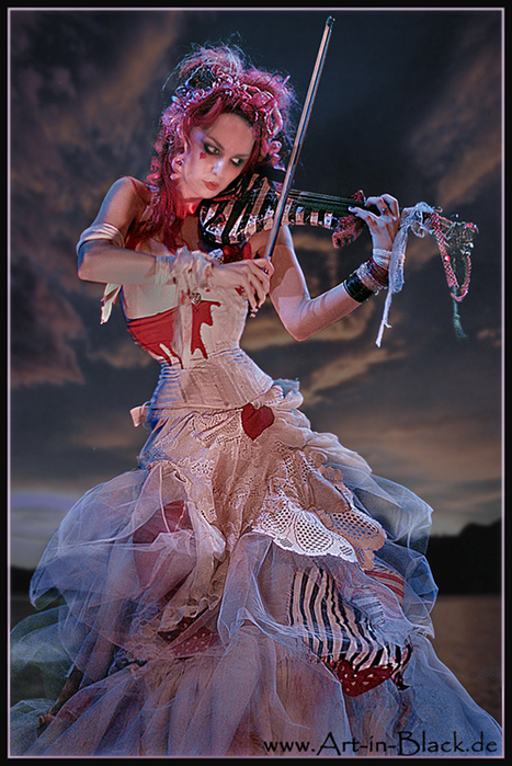 Emilie Autumn nacida el 22 de septiembre de 1979 en Malib California es 