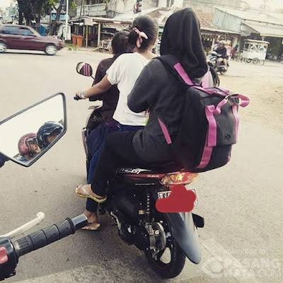 15 Aksi Cabe-Cabean Bonceng Tiga Di Motor Ini Bikin Greget Banget!