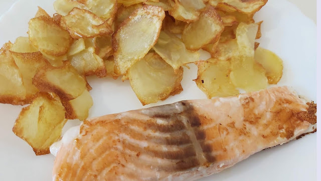 Salmón con patatas fritas caseras tipo chips. Comer en el confinamiento 2020. Dra Alcaraz