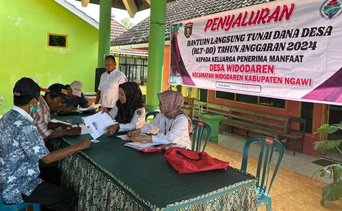 Jelang Idul Fitri, Pemdes Widodaren Ngawi Cairkan BLT-DD 2024 Bagi Warga Kurang Mampu