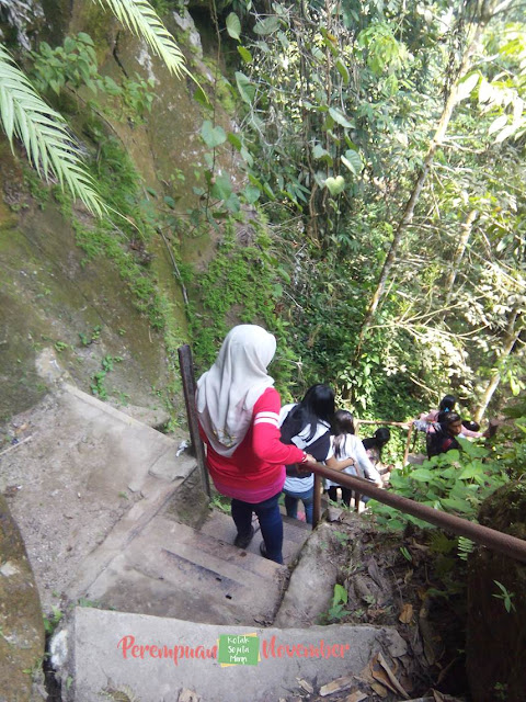 tangga menuju air terjun