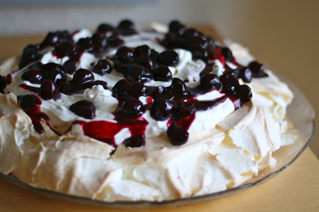 pavlova, selleberg, kirsebærsauce, yoghurt-flødecreme