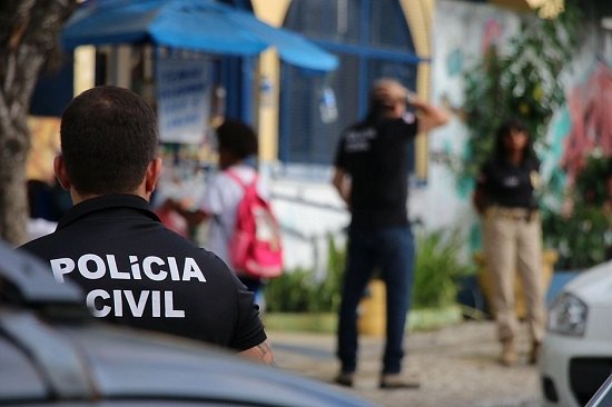 Polícia prende homem que escondeu faca e machadinha dentro de escola na Bahia