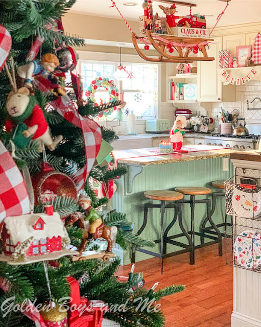 Whimsical and colorful holiday kitchen - www.goldenboysandme.com