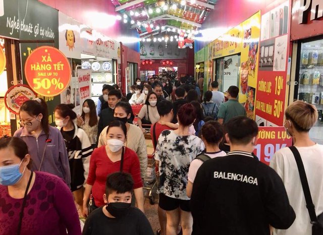 Xếp hàng dài chờ thanh toán lúc 22 giờ đêm tại các siêu thị, TTTM ở Hà Nội những ngày cận Tết - Ảnh <a href=