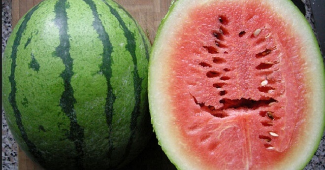 Why You Should Throw Away A Watermelon That Has These Cracks