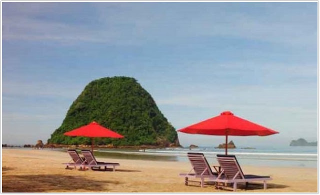 Pantai Pulau Merah;Top 10 Destinasi Wisata Banyuwangi;