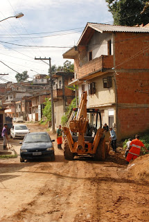 Outra via que também está sendo beneficiada com obras de pavimentação é a Rua Mato Grosso, em Araras. Nesta terça-feira, 19, funcionários da Prefeitura trabalharam na limpeza do local preparando a via para receber a melhoria