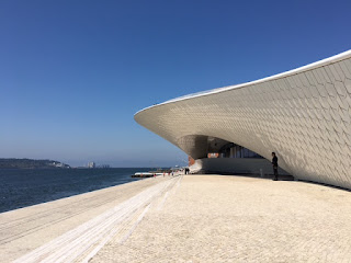 Museu MAAT em Belém com o Rio Tejo ao lado