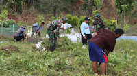 Ciptakan Kebersamaan, Satgas Yonif MR 411/PDW Kostrad Ajak Warga Bersihkan Makam