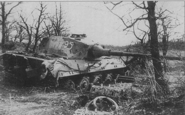 Тяжелый танк Pz.Kpfw. VI Ausf. B «Королевский тигр» из состава 501-го тяжелого танкового батальона СС, застрявший и уничтоженный советской артиллерией. Номер советской трофейной команды «95». Район озера Балатон