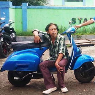 muslihat-preman-pensiun-naik-vespa