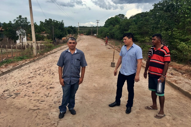 Rubens Vieira fiscaliza execução de obras de calçamento no assentamento Cansanção