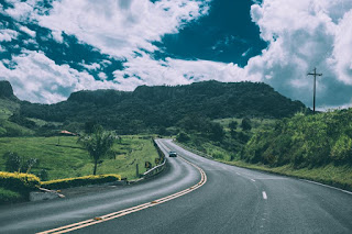 Voiture sur une route de campagne