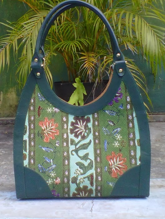 tas etnic batik tulis dengan bahan semi sutera mix cow leather