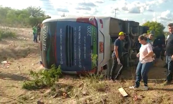 Acidente com ônibus que trazia missionários de São Paulo para Pernambuco deixa quatro mortos e vários feridos