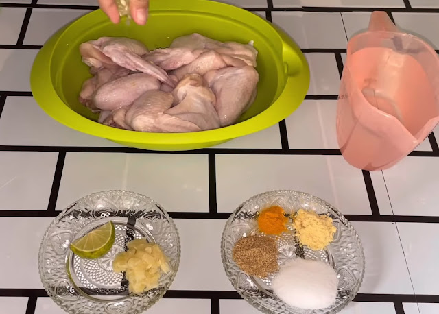 Bahan-bahan ayam balado, termasuk ayam, air jeruk nipis, bawang putih, dan garam