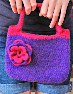 http://translate.googleusercontent.com/translate_c?depth=1&hl=es&rurl=translate.google.es&sl=en&tl=es&u=http://www.petalstopicots.com/2012/11/pretty-little-felted-purse-pattern/&usg=ALkJrhjnREWlx8e7lnx1_RR6MDckkiYnOw