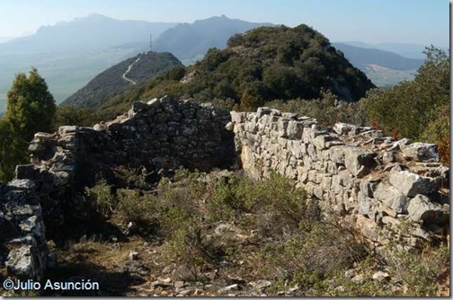 Ruinas en la Sierra de Dos Hermanas - Piedramillera