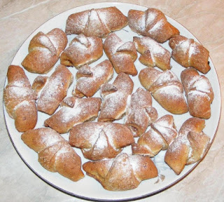 deserturi, dulciuri, cornulete de post, deserturi de post, retete de post, cornulete cu dovleac si nuci, cornulete cu dovleac si gem, cornuri, cornulete pufoase, cornulete fragede, retete patiserie, retete culinare, gustari, aluaturi, cocaturi, 