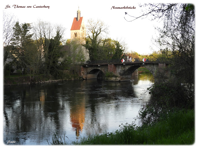 Kirka St. Thomas von Canterbury og Neumarktbrücke ved elva Saale i Merseburg.