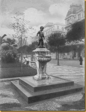 Manequinho em sua localização original, na Avenida Rio Branco, na atual Cinelândia