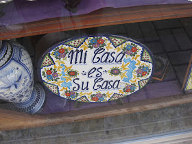 Mexican pottery that say mi casa su casa