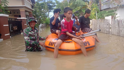 Pasca Banjir, Babinsa Kodim 1402/Polman Disiagakan Bantu Warga