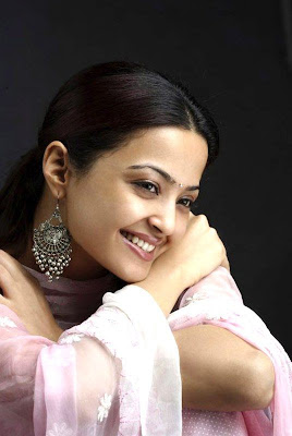 actress surveen chawla hot pics