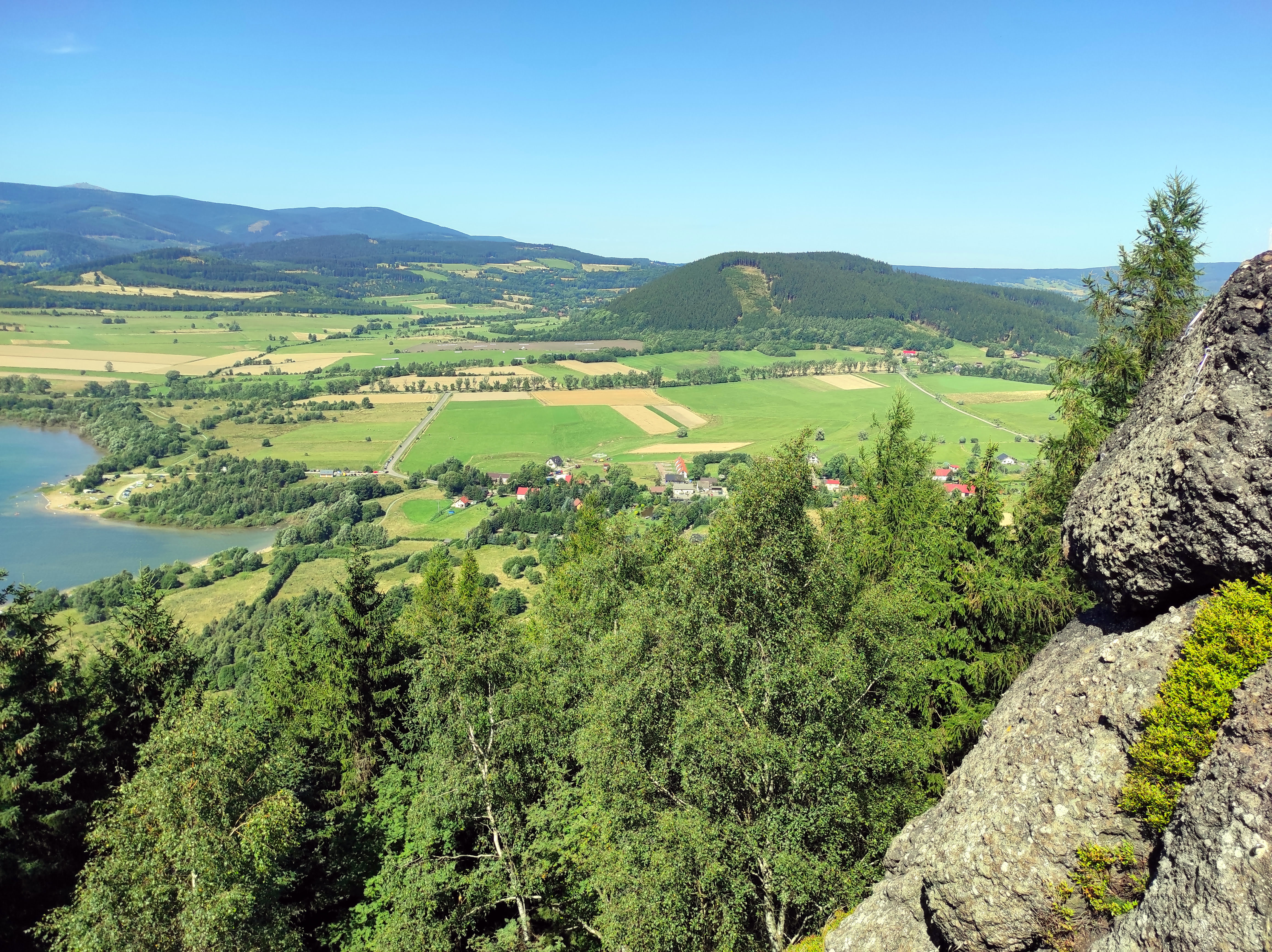 Zadzierna 724 m n.p.m. widok na jezioro Bukówka