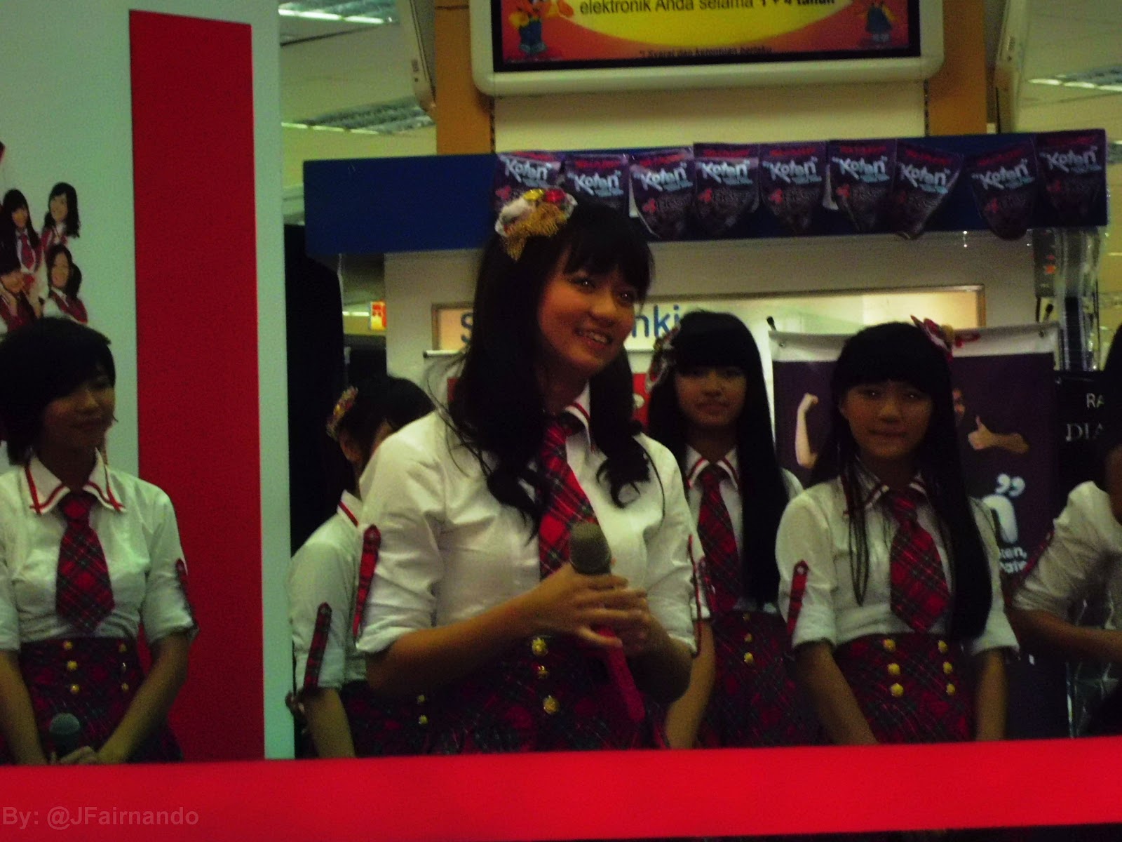 JKT48 saat sedang perform di senayan city | Wallpaper JKT48