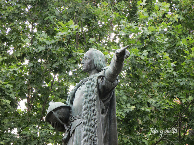 Colón en la plaza que lleva su nombre