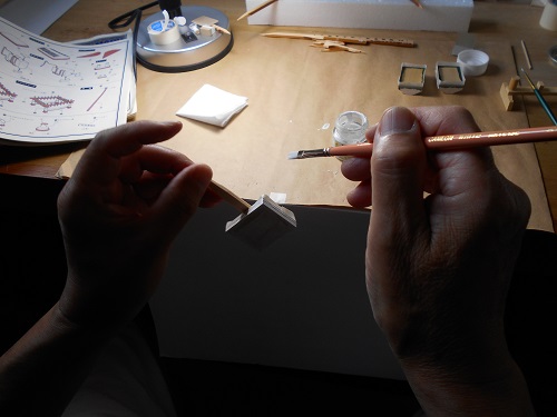 57、帆船模型日本丸を作る・ブリッジの製作と部品の塗装。筆で部品を白く塗っています。