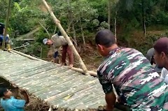 TNI Bersama Rakyat Bangun Jembatan Darurat di Gumelar