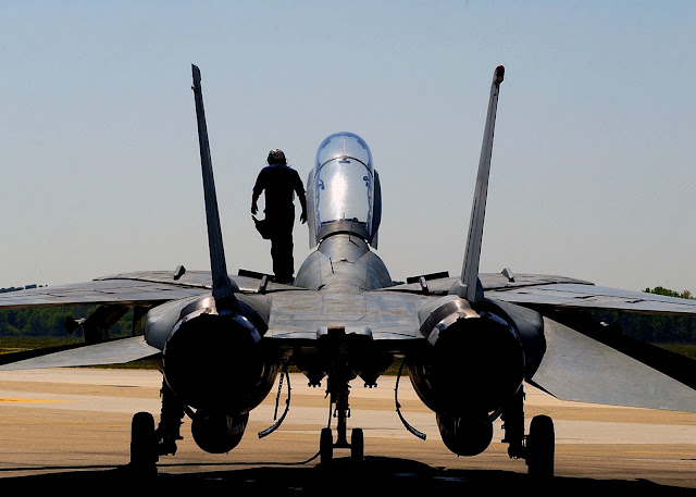 F-14D Tomcat preflight check.