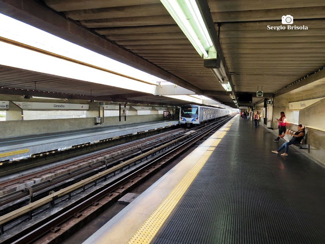 Vista ampla das plataformas de embarque da estação Carandiru do Metrô de São Paulo - Santana - São Paulo