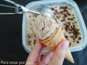 Helado de chocolate blanco y granola