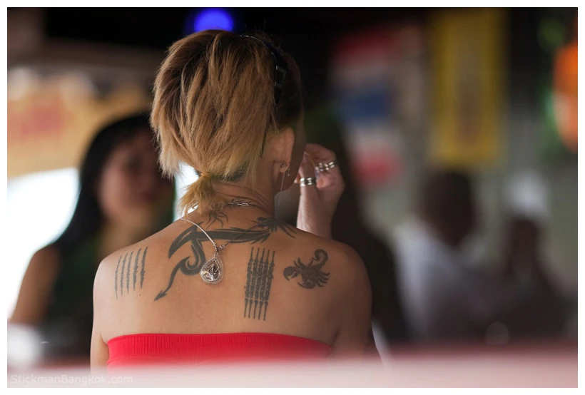 Chica con tatuaje tailandes