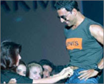 akshay-wife-jeans-button-photo