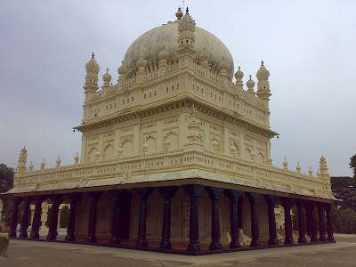 ಗೋರಿಗಳಿರುವ ಸುಂದರ ಗುಮ್ಮಟ