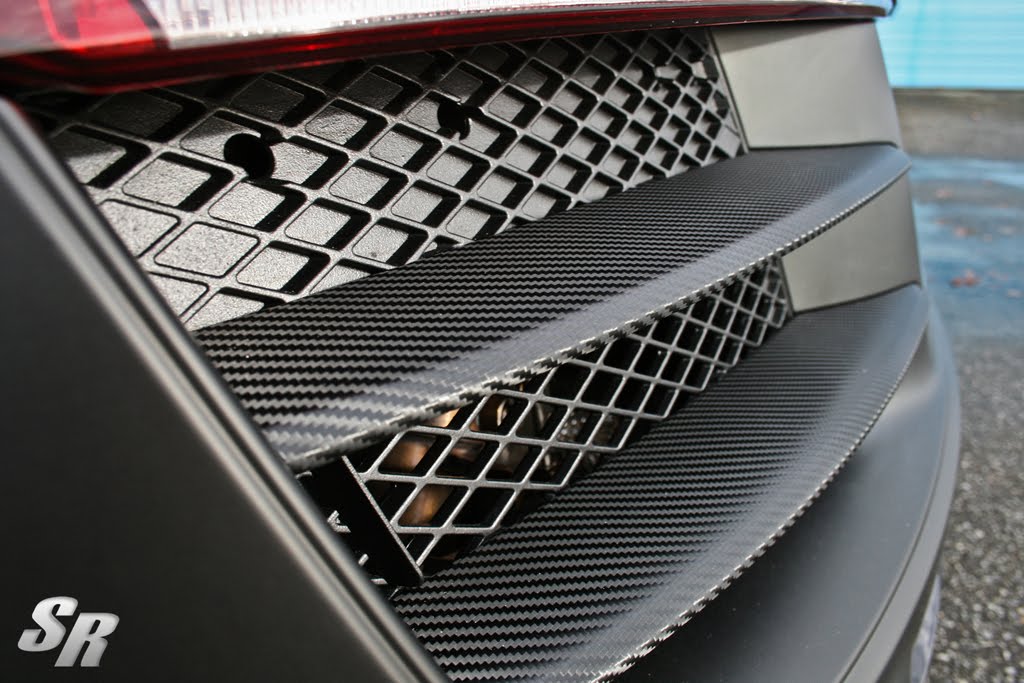 One detail we found particularly cool is the use of carbon fiber on the R8's