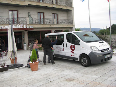 peregrinos de Santiago e o carro de apoio de peregrinos do hotel Alfonso