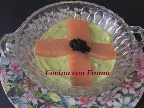 Crema fría de aguacate crujiente y salmón ahumado