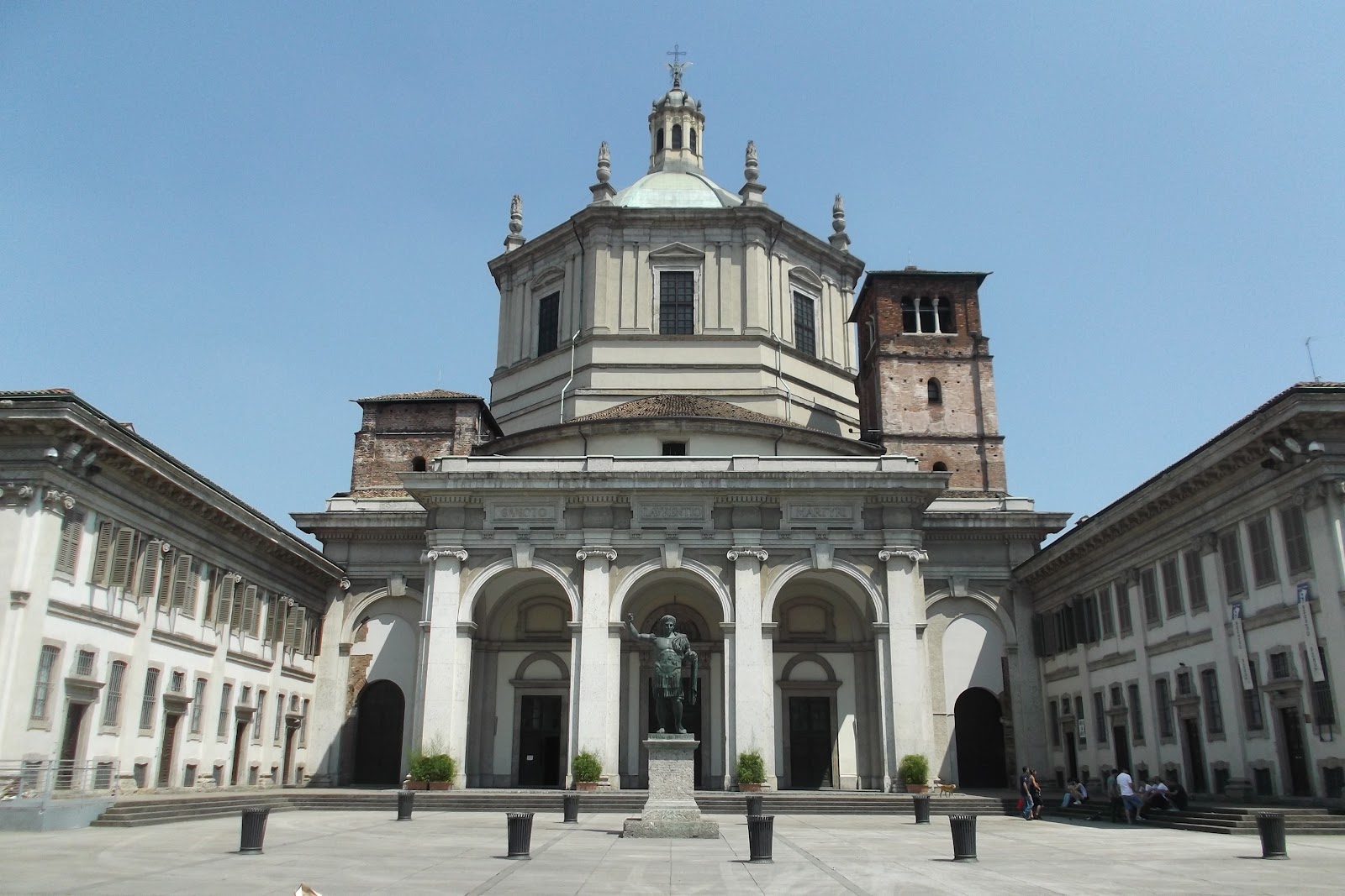 サン・ロレンツォ・マッジョーレ大聖堂のコンスタンティヌス大帝の彫像が立てられた正面広場