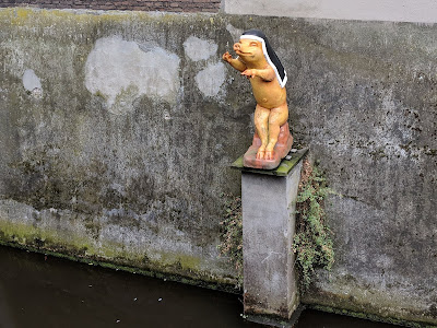 A whimsical reminder of Hieronymus Bosch in a Den Bosch canal.