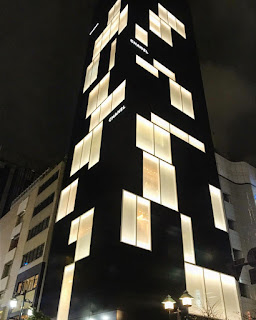 Здание Шанель в Японии ночью