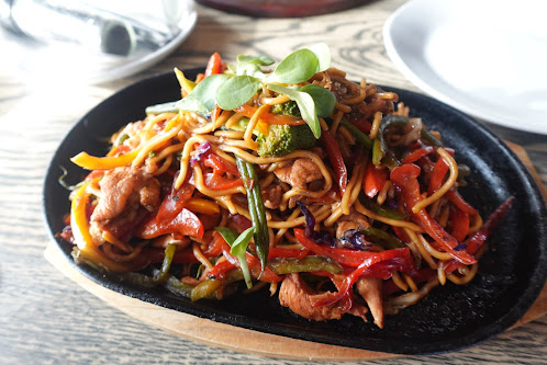 アジアンテイストの麺料理も食べられる！（Chicken Stir）